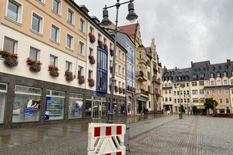 Ziemlich schief steht eine Laterne in Mittweida auf dem Markt. Doch die Reparatur lässt auf sich warten.