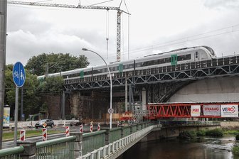 Schienenersatzverkehr in Chemnitz: Warum Radfahrer bald schlechte Karten haben - Wegen Bauarbeiten am Chemnitzer Viadukt an der Annaberger Straße wird die Bahnstrecke nach Zwickau gesperrt und es kommt zu Schienenersatzverkehr.