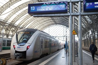 Schienenersatzverkehr und geänderte Fahrpläne auf den Linien RE 3 und RB 30 - Auf den Linien RB 30 und RE 3 fahren Samstagabend statt Zügen Busse.