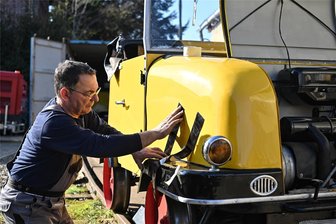 Schienentrabi in Rochlitz: Karten für ein Wochenende sind schon weg - Vorbereitungen auf die Saison, damit es wieder im strahlenden Gelb durchs Muldental gehen kann: Thomas Krauß bringt an einen neu lackierten Schienentrabi Warnmarkierungen an.
