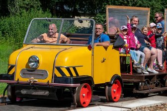 Eine Kindergruppe nahm im vergangenen Juli an einer Fahrt mit dem Schienentrabi teil. Thomas Krauß (rechts im Schienentrabi), der den Fahrbetrieb organisiert, erwartet in diesem Jahr eine gute Saison.