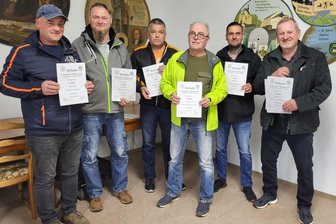 Schießen: Altmeister aus Oelsnitzer Ortsteil hat das meiste Zielwasser getrunken - Beim Sternquell-Cup der vogtländischen Schützen siegte Thomas Schirmer (gelbe Jacke) vor Mario Müller (links) und Raik Goram (Zweiter von links)