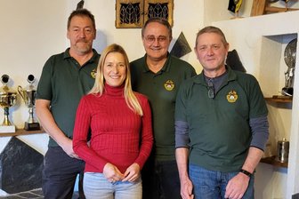 Schießen für Nichtaktive: Stefanie Hertel schafft es in die Top-Ten - Stefanie Hertel mit den Organisatoren des Wettbewerbs: (von links) Michael Müller, Thomas Daffner und Armin Hellinger.
