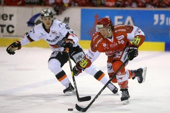 Schietzold und Walsh halten Eispiraten die Treue - Dominic Walsh (rechts), hier gegen die  Kassel Huskies, hatten seinen Vertrag bei den Eispiraten verlängert.