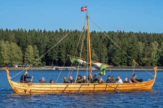 Schifffahrtstraining im Erzgebirge: Wikingerfreunde machen sich fit für große Reise - Training auf dem Greifenbachstauweiher in Ehrenfriedersdorf für die Besatzung des Wikingerbootes. Allerdings konnte aufgrund des starken Windes das große Segel nur bedingt genutzt werden.