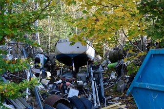 Schiffsfriedhof im Wald: Illegaler Schrottplatz in Westsachsen stellt Behörden vor Problem - Am Rande des Hartmannsdorfer Forsts sorgt seit Jahren ein vermülltes Grundstück für Ärger. Inzwischen lagern auf dem illegalen Schrottplatz auch Autowracks und Boote.