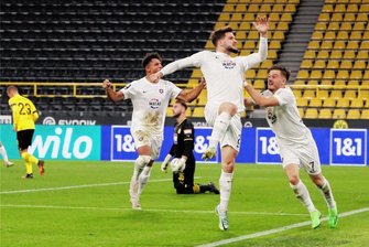 Schikora sorgt für den Befreiungsschlag - Aue gewinnt in Dortmund - Torschütze Marco Schikora feiert das 1:0 für den FC Erzgebirge mit einem Luftsprung. Vorbereiter Ivan Knezevic (re.) ist der erste Gratulant, links kommt Paul-Philipp Besong dazu.