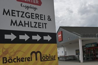 Schild vor Zwickauer Penny-Markt führt in die Irre: Bäckerei-Filiale ausgezogen - Die Filiale der Bäckerei Möbius gibt es im Penny-Markt an der Reichenbacher Straße 50 in Zwickau nicht mehr.