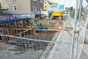 Schildbürger am Werk? Frisch sanierte Straße in Burkhardtsdorf für Kanalquerung wieder aufgerissen - Die Baustelle auf der B 180 in Burkhardtsdorf. Am 11. November soll die Straße laut Landestalsperrenverwaltung wieder befahrbar sein.