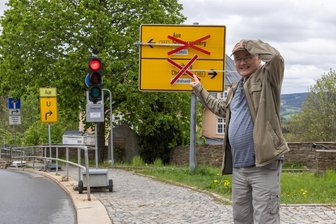 Schildbürger im Erzgebirge: Von einem Schnappschuss, der im Netz für Aufsehen sorgt - Für den Pressetermin hat sich Thomas Jacobi ausnahmsweise vor die Kamera begeben. Der verwirrende Vorwegweiser sorgt aktuell für viele Lacher – nicht nur im Erzgebirge. Das Foto wurde mehrfach geteilt.