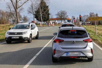 Schildbürgerstreich am Badberg: Ampelregelung in Hohenstein-Ernstthal wird aufgehoben - An der SB-Tankstelle am Badberg war die Straße bis in den Kreuzungsbereich mit Baken gesperrt. Weil die Kreuzung damit für den Begegnungsverkehr nicht taugte, wurde eine Ampel eingerichtet. Die kommt jetzt weg.