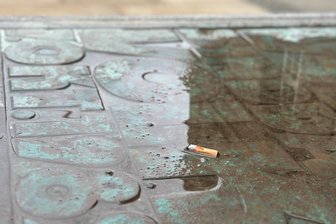 Schildbürgerstreich in Plauen? Wasser bleibt auf Gedenktafel stehen - Das Flachrelief erinnert an die erste Massendemonstration vom 7. Oktober 1989.