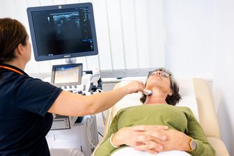 Schilddrüsenunterfunktion: Wie man sie erkennt - Wie geht es der Schilddrüse? Darüber geben Blutwerte wie der TSH-Wert Auskunft. Ebenfalls wichtiger Teil der Diagnostik: eine Ultraschalluntersuchung des Organs. 