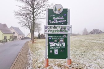 Schilder in Auerbacher Ortsteil werden Ziel von Vandalen - Ein unschöner Anblick: Das Willkommensschild in Vogelsgrün ist kaum noch als solches zu erkennen.