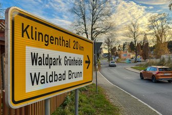 Schilder ins Nirgendwo: Warum immer noch der Weg in ein Auerbacher Geisterbad gewiesen wird - Baden kann man dort nicht mehr. Doch die Schilder sind immer noch da.