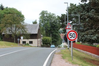Schilderdiebe in Stützengrün stellen sich freiwillig - Das Schild kann wieder an seinen ursprünglichen Platz befestigt werden.
