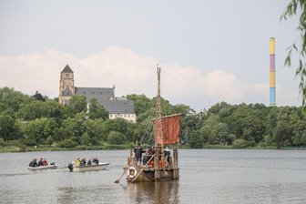 Schilfboot-Abenteuer in Chemnitz: Abora-Expedition von Dominique Görlitz trotzt Wind und Regen - Segeln wie lange vor Christoph Kolumbus: Zu Pfingsten haben Abenteurer Dominique Görlitz und sein Abora-Team auf dem Schloßteich das Schilfboot Dilmun S zu Wasser gelassen.