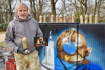Schiller-Einmaleins in Chemnitz: Was bedeutet dieses Graffiti? - Graffitikünstler Tasso alias Jens Müller hat drei Symbole zu drei Schiller-Gedichten an einen Stromkasten am Schillerplatz gesprayt.