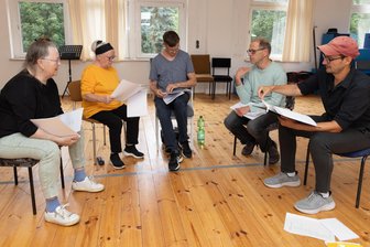 Schiller im Erzgebirge: Warum 500 Jahre alter politischer Zündstoff noch immer aktuell ist - Jan Holtappels (rechts) arbeitet mit seinem neuen, (noch) kleinen Laienensemble.