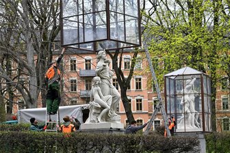 Schillingsche Figuren in Chemnitz: Stehen die „Vier Tageszeiten“ am richtigen Ort? - Mitarbeiter des Grünflächenamtes heben die gläsernen Einhausungen ab und bringen sie in die technischen Werkstätten zur Reinigung.