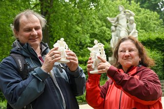 Schillingsche Figuren vom Chemnitzer Schloßteich gibt es jetzt als Tastmodelle für Blinde - Lars und Katrin Geithner mit den Tastmodellen für die Figuren-Ensemble „Der Abend“ und „Der Morgen“.