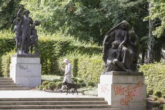 Schillingsche Figuren werden saniert - Immer wieder Ziel von Vandalismus: Die Schillingschen Figuren in den Schloßteichanlagen.