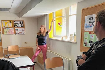 Schimmel, offene Kabel, fehlende Fluchtwege: Jugendliche machen auf Missstände in Chemnitzer Schule aufmerksam - Ist das wirklich ein Fluchtweg? Katarina Seidel zeigt den Stadträten ein Fenster, das sich nur minimal öffnen lässt.