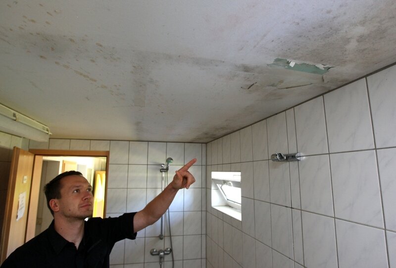 René Unger, Abteilungsleiter Fußball bei der SSV Fortschritt Lichtenstein, zeigt die Schimmelflecken im Duschraum am Sportplatz Michelner Straße