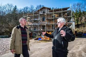 Schindlers Blaufarbenwerk im Erzgebirge: Was aus dem Schwarzen Casino werden soll - Mike Haustein, der Vorsitzende des Fördervereins Schindlers Blaufarbenwerk (links), und Gerd Bochmann, der Geschäftsführer des Eigentümers, der BOBO GmbH, vorm Schwarzen Casino. Das wird aktuell saniert und soll ein Kommunikationszentrum für das unter Denkmal stehende Gebäudeensemble werden.