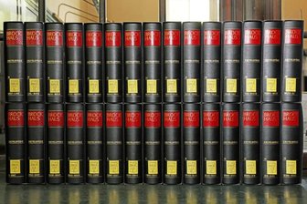 Schindluder mit dem Brockhaus - Ein kompletter Brockhaus-Band, fotografiert in der Zwickauer Ratsschulbibliothek. 