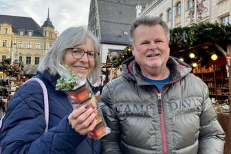 Schinken, Schaffell, Räuchermann: Wofür Besucher des Zwickauer Weihnachtsmarktes Geld ausgeben - Christine und Peter Grimm aus Auerbach im Vogtland haben arktischen Honig gekauft, den sie Weihnachten verschenken wollen.