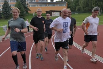 Schiris sind schon gut in Form - Jennifer Schubert lief zwar mit ihren Schiedsrichterkollegen mit, wurde aber nicht geprüft - sie pfeift im Landesverband. Für Falko Wenzel, Mario Wiesner, Uwe Schönherr, Vladimir Stefan und KFV-Chef Jens Breidel (v. l.) ging es in Stollberg dagegen um die Normerfüllung. Alle dürfen auch künftig in der Erzgebirgsliga pfeifen. 