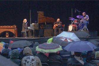 Schirm, Charme, Helge Schneider: Künstler tritt bei Filmnächten in Chemnitz auf - Heftiger Regen und herbstliche Temperaturen halten Helge-Schneider-Fans nicht ab, wenn der Meister sich bei den Filmnächten die Ehre gibt.
