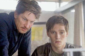 Schizophrenie: Film und Diskussion - In "Hirngespinster" geht es um das Tabuthema Schizophrenie. Im Bild: Tobias Moretti (links) und Jonas Nay.