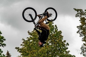 Schlacht auf Limbacher Straßen - Der Profi-Mountainbiker Lukas Knopf war auch dabei. Er sorgte mit seinen Tricks für eine Show abseits der Strecke. Hier beim sogenannten Backflip.