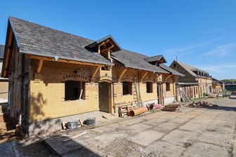 Schlachthof Glauchau: Erster Verkauf bewilligt - Für die Erweiterung der Kfz-Werkstatt wird im Schlachthof schon gearbeitet.