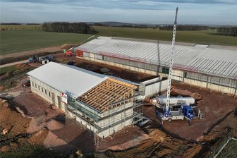 Schlachthof in Königshain vor Fertigstellung: Kein Transport-Stress mehr für schlachtreife Schweine - Direkt neben dem Schweinestall der Genießergenossenschaft Sachsen in Königshain wird das Schlachthaus gebaut. Die kurzen Wege ersparen den Schweinen den Transport-Stress.