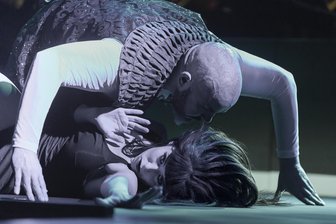 Schläge mit der Kalaschnikow: Originelle „Salomé“-Premiere in Zwickau - Anthony Webb als Herodes und Małgorzata Pawłowska als Salome.