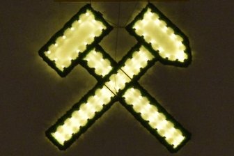 Schlägel und Eisen: Es bleibt bei der jetzigen Lösung - Das Bergbau-Symbol am Freiberger Rathaus stand in der Kritik: Der flache Schlägel müsste auf dem spitzen Eisen liegen, so Historiker Friedrich Naumann.