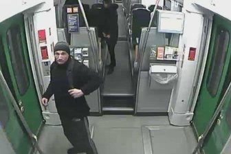 Schläger-Attacke während Zugfahrt - Bundespolizei fahndet nach mutmaßlichem Angreifer - Die Bundespolizei sucht mithilfe dieses Fahndungsfotos nach dem mutmaßlichen Angreifer im Zug Zwickau-Dresden.