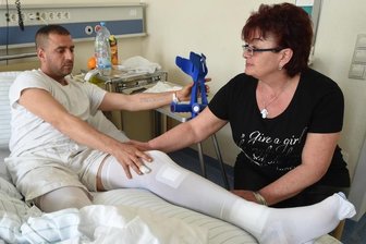 Schlägerei am Wall: Tunesier erhebt Vorwürfe gegen Polizei - Hatem Khemiri und seine Frau Simona gestern im Küchwaldkrankenhaus. Seine Brüche seien mit vier Nägeln versorgt worden.
