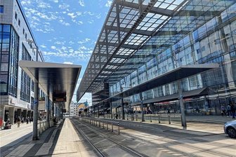 Schlägerei an Zentralhaltestelle in Chemnitz: Warum griff niemand sofort ein? - Nahe der Galeria Kaufhof beobachtete ein Berufspendler eine Auseinandersetzung junger Leute. Er suchte Hilfe bei einem Sicherheitsdienst und dem Stadtordnungsdienst und kritisiert nun deren Reaktionen.