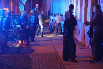Schlägerei auf dem Chemnitzer Sonnenberg: Eskalierte ein Familienstreit? - Die Polizei Montagabend vor Ort an der Zietenstraße. Bis zu 20 Personen sollen dort in eine Schlägerei verwickelt gewesen sein. 