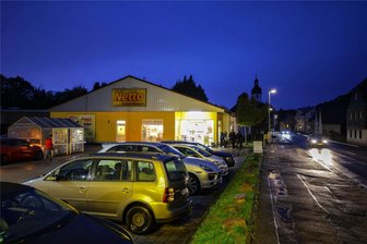 Schlägerei in der Altstadt von Waldenburg: Zwei Jugendliche kommen mit Verletzungen ins Krankenhaus - Blick zum Netto-Markt an der Bahnhofstraße: Hier gab es nach einer Schlägerei einen Polizeieinsatz.