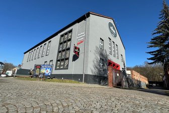 Schlägerei nach Faschingsparty in Meerane mit drei verletzten Personen: Haben Fußball-Fans von Dynamo Dresden für Ärger gesorgt? - Vor dem EKM in Meerane hat es in der Nacht von Freitag zu Samstag eine Schlägerei gegeben. Drei Männer erlitten Verletzungen.