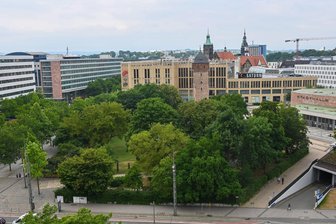 Schlägerei und Diebstahl im Chemnitzer Stadthallenpark - Im Stadthallenpark prügelte am Donnerstagabend mehrere Personen auf einen 19-Jährigen ein.