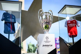 Schlägereien unter Fans vor Champions-League-Finale - Der Pokal der Champions League steht zwischen den Trikots der Finalteams Paris Saint-Germain und FC Arsenal.