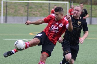 Schlägt Lengenfelder Stürmer wieder zu? - Lengenfelds Pascal Herzog (links) traf in den vergangenen fünf Spielen jeweils einmal. Auch Denis Schmalfuß (rechts) vom VfB Plauen Nord konnte Herzog beim 4:1-Sieg nicht am Torerfolg hindern.