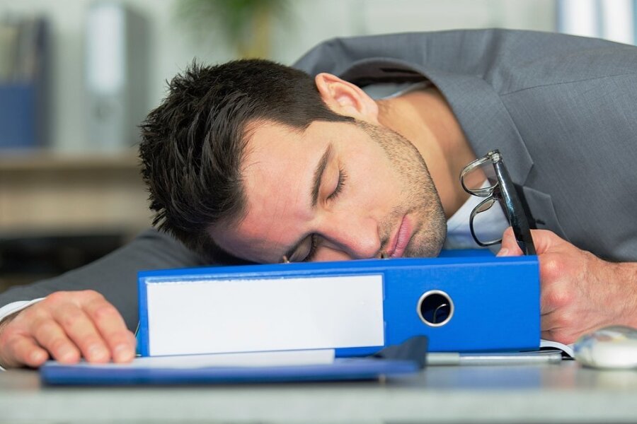 Schlafbefehl - warum eine indische Firma ihren Mitarbeitern ein Nickerchen verordnet - Bei der Arbeit. 