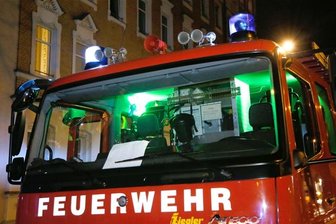Schlafender Mann in brennendem Bürogebäude -